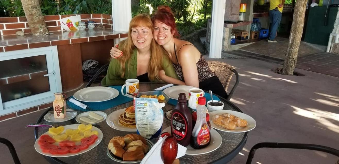 Zapote Tree Inn Флорес Экстерьер фото