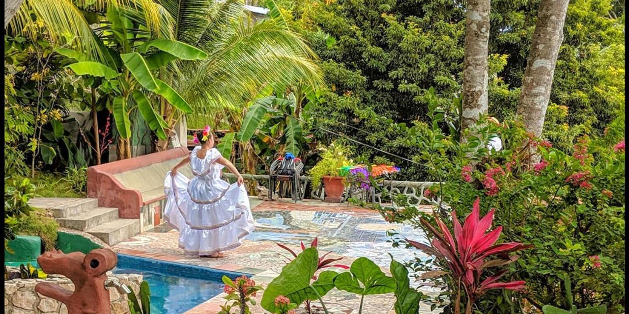 Zapote Tree Inn Флорес Экстерьер фото